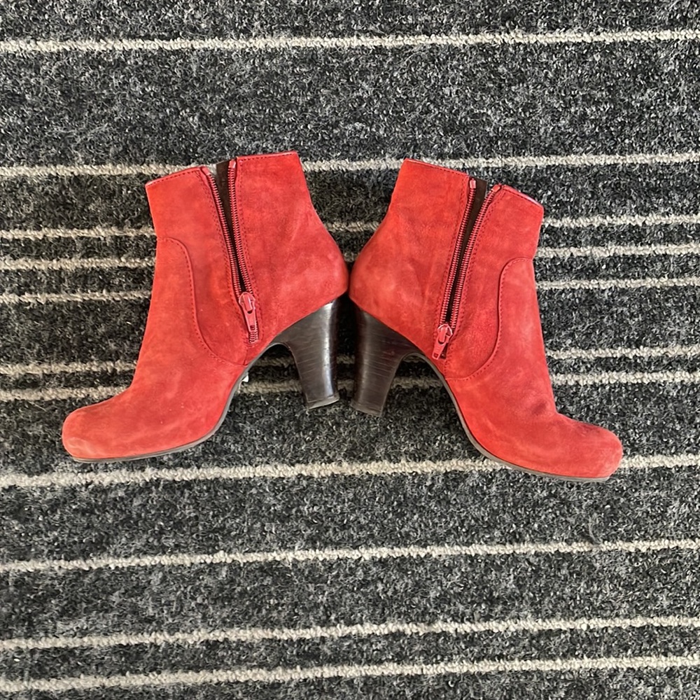 Red velvety Vintage Jhay booties 36